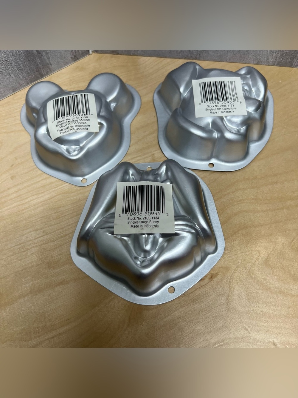 Wilton Singles Cake Pans set of 3-Bugs Bunny Mickey Mouse 101 Dalmatians 90s - Picture 5 of 9